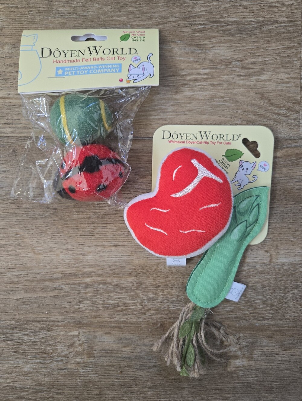DOYEN WORLD Cat Toy Bundle - Red & Green Plush and Wool Balls